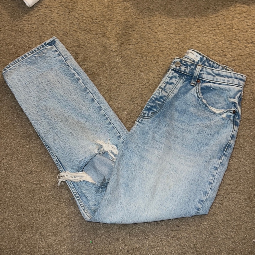 Abercrombie and fitch light wash curve love jeans 28/6 short. The dad high rise